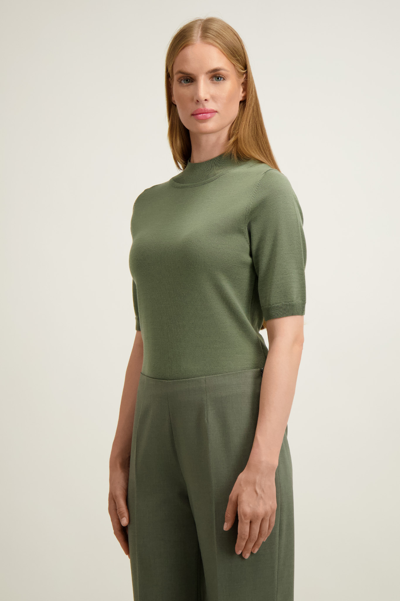 Oliwkowy półgolf damski z wełny merino 87445