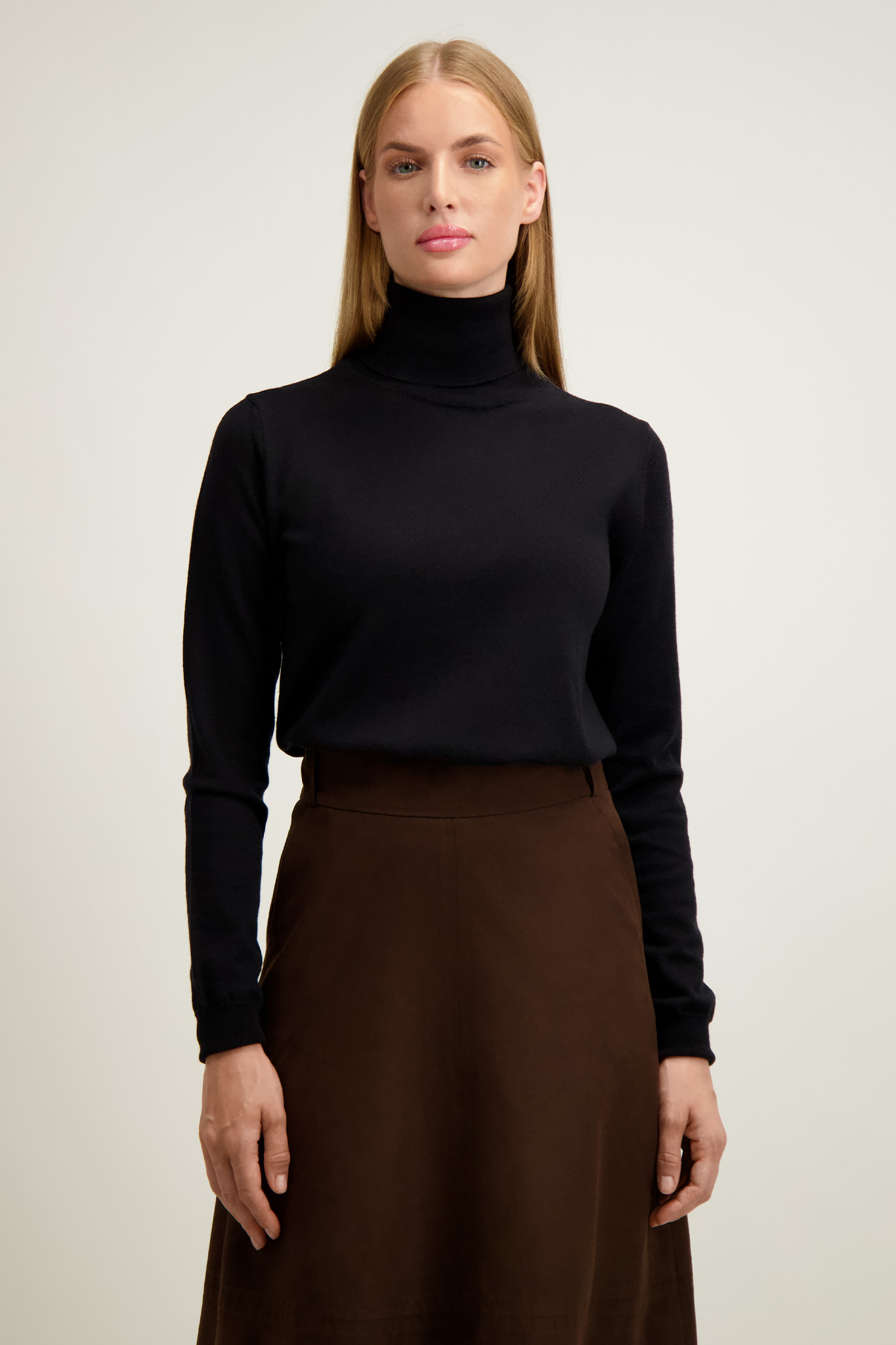 Czarny golf damski z wełny merino 87115