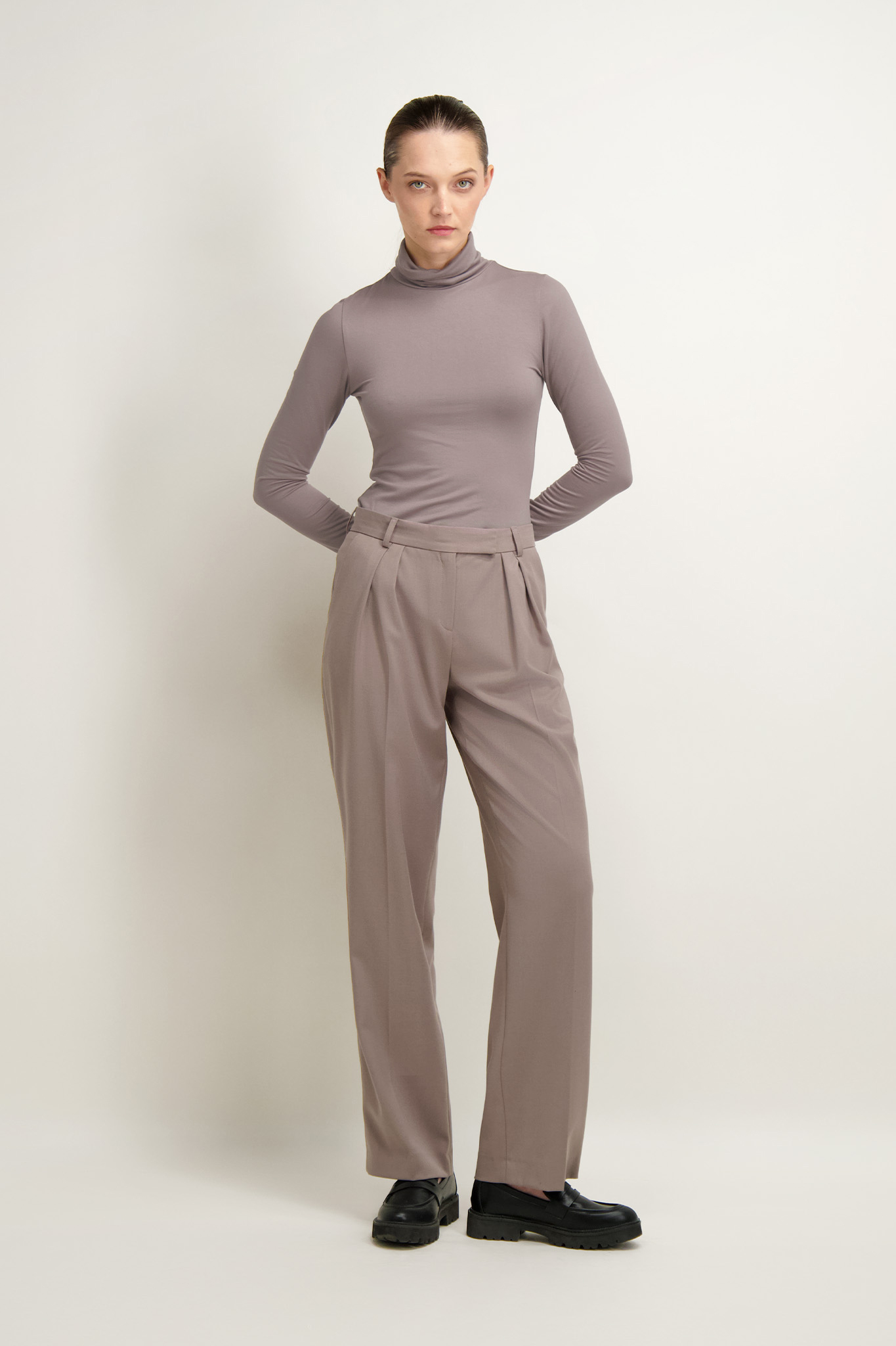 Golf damski w kolorze kamiennym 86816