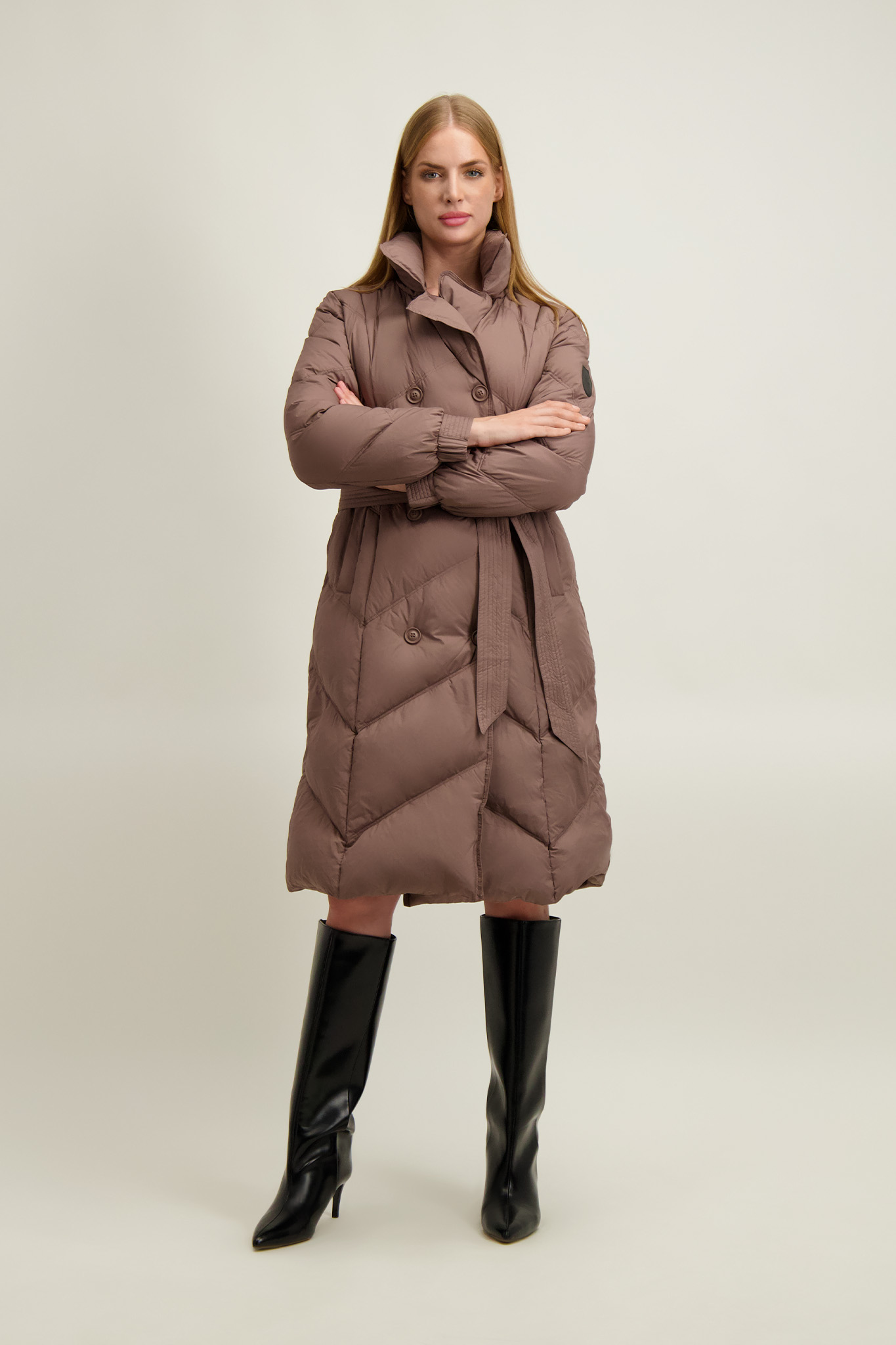 Brązowo-szary pikowany płaszcz damski 87489