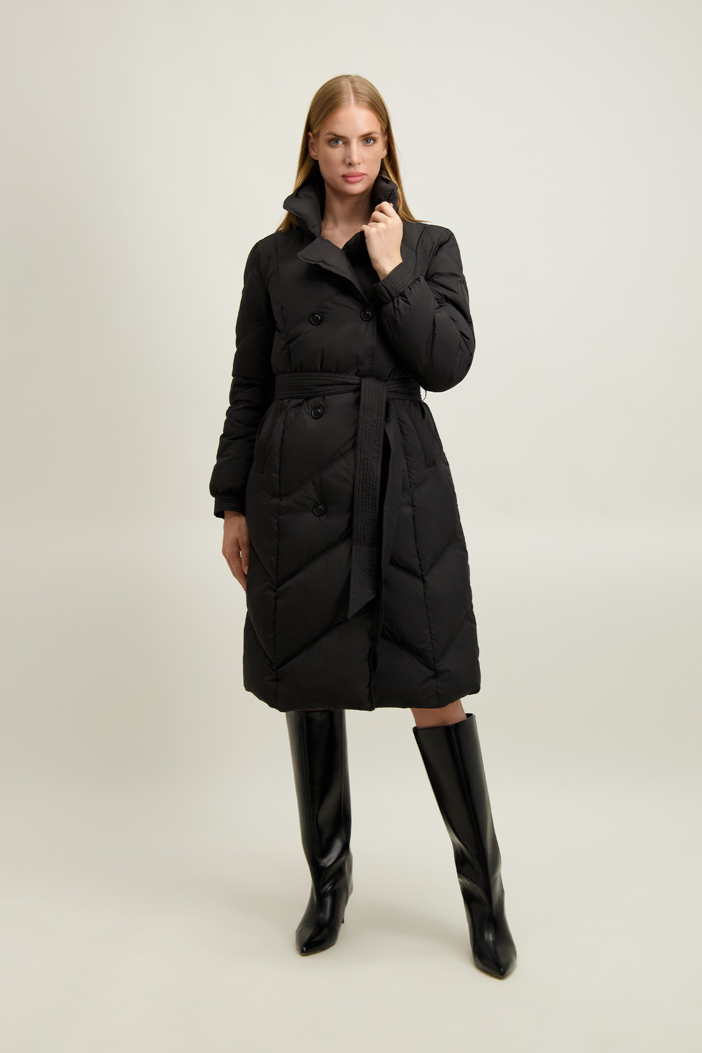 Czarny pikowany płaszcz damski 87490