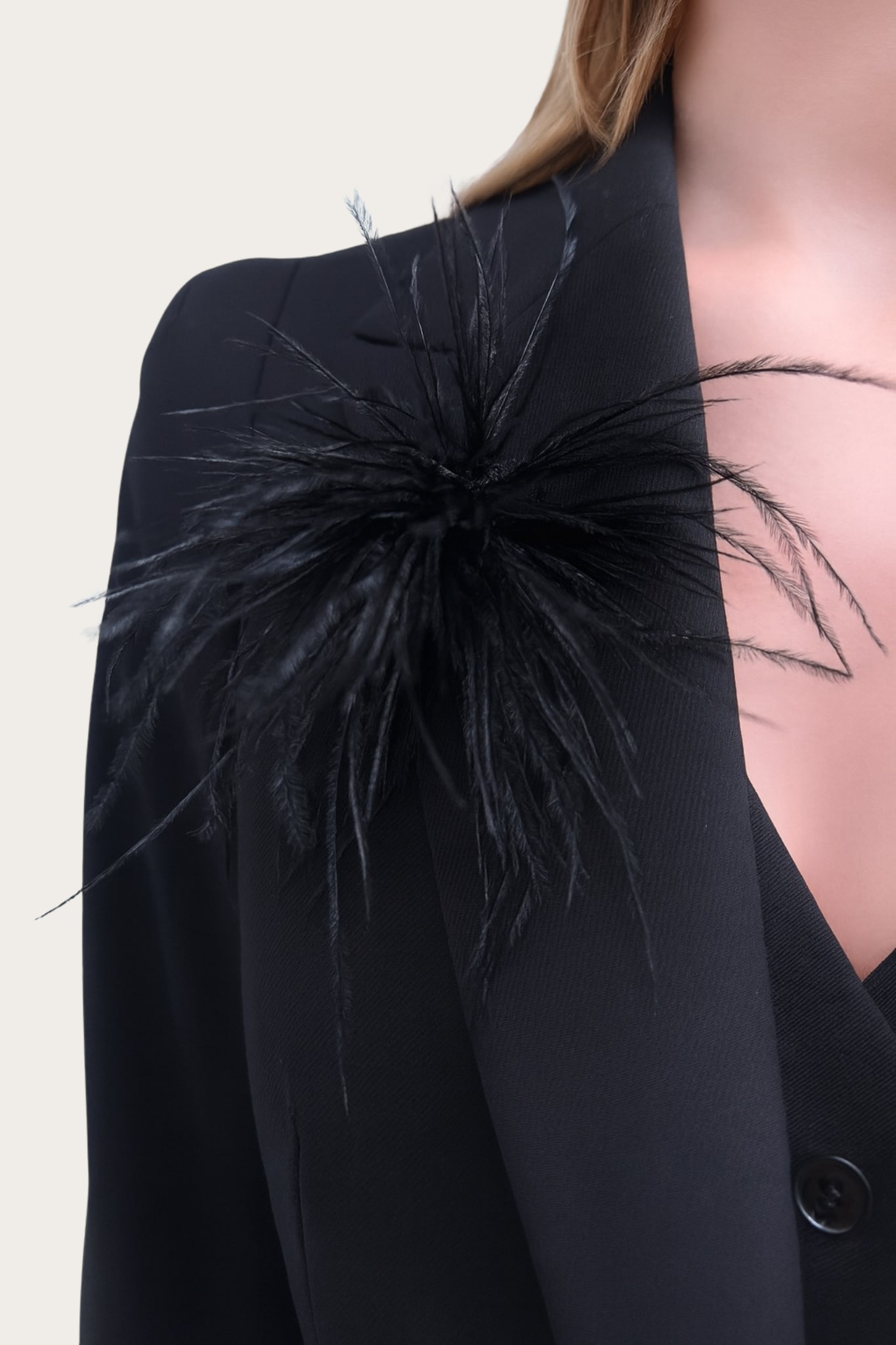 Czarna broszka damska z piór 87544