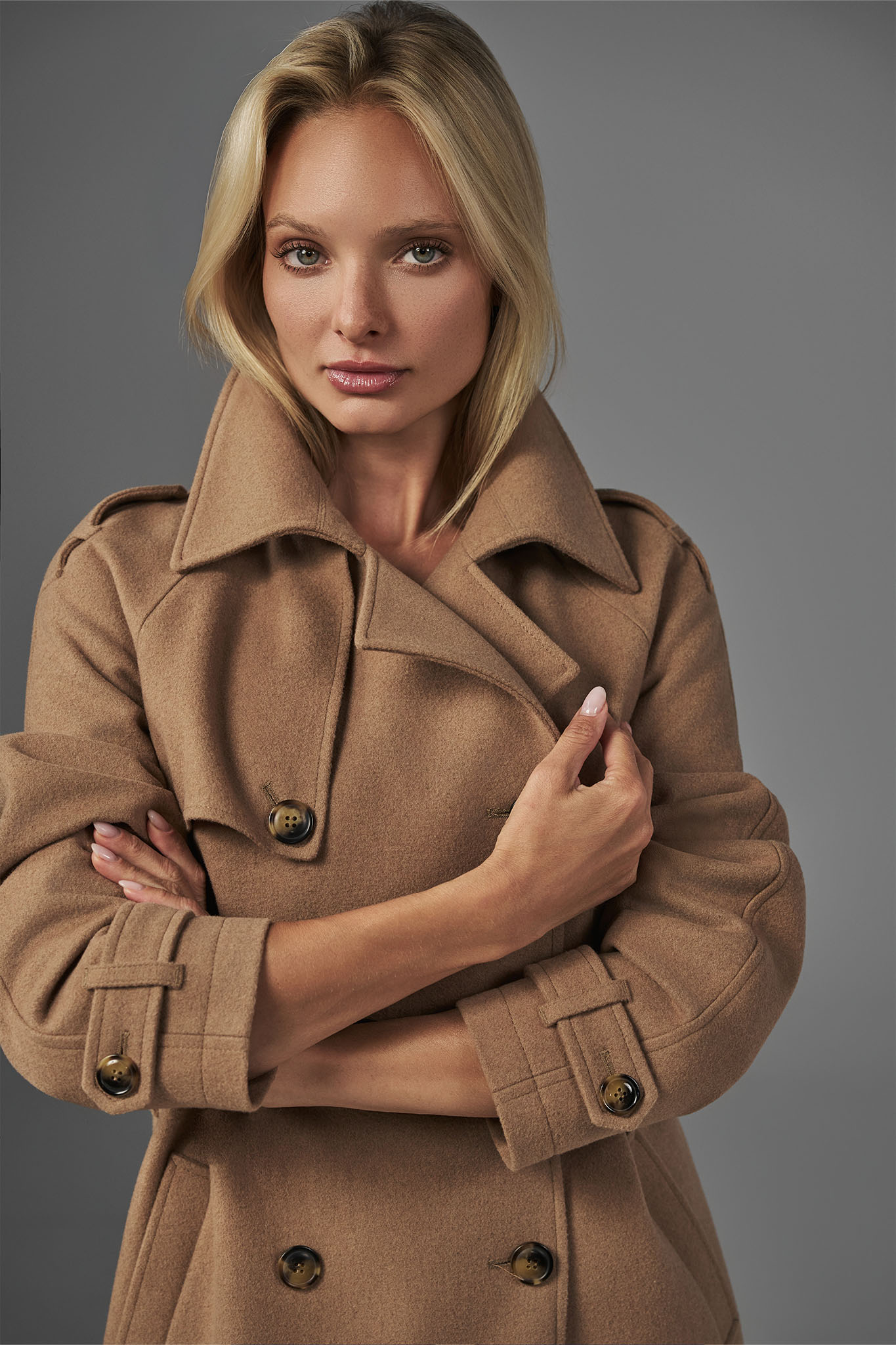 Kamelowy płaszcz damski z wełną 87411