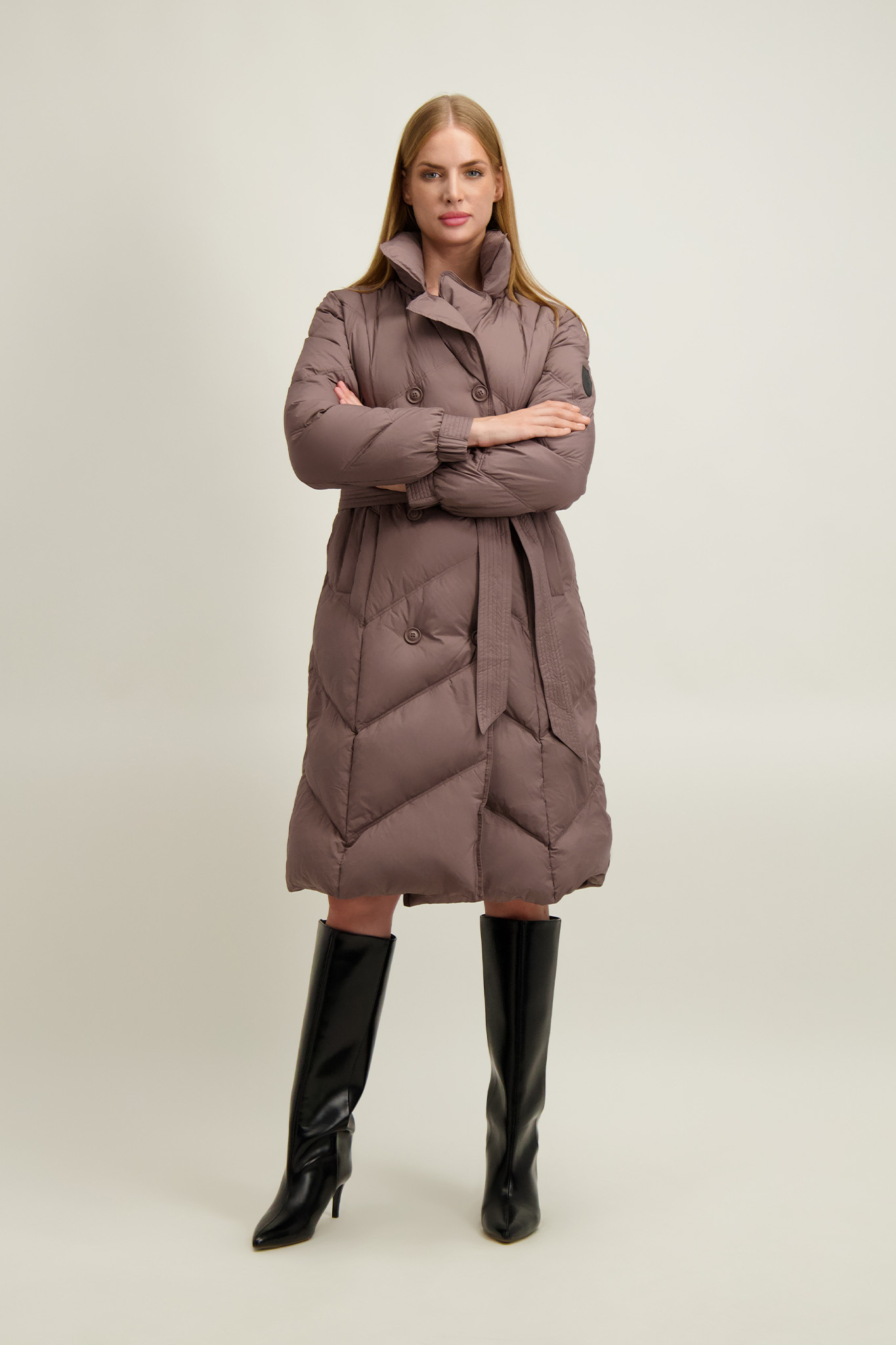 Puchowy brązowo-szary płaszcz damski 87489