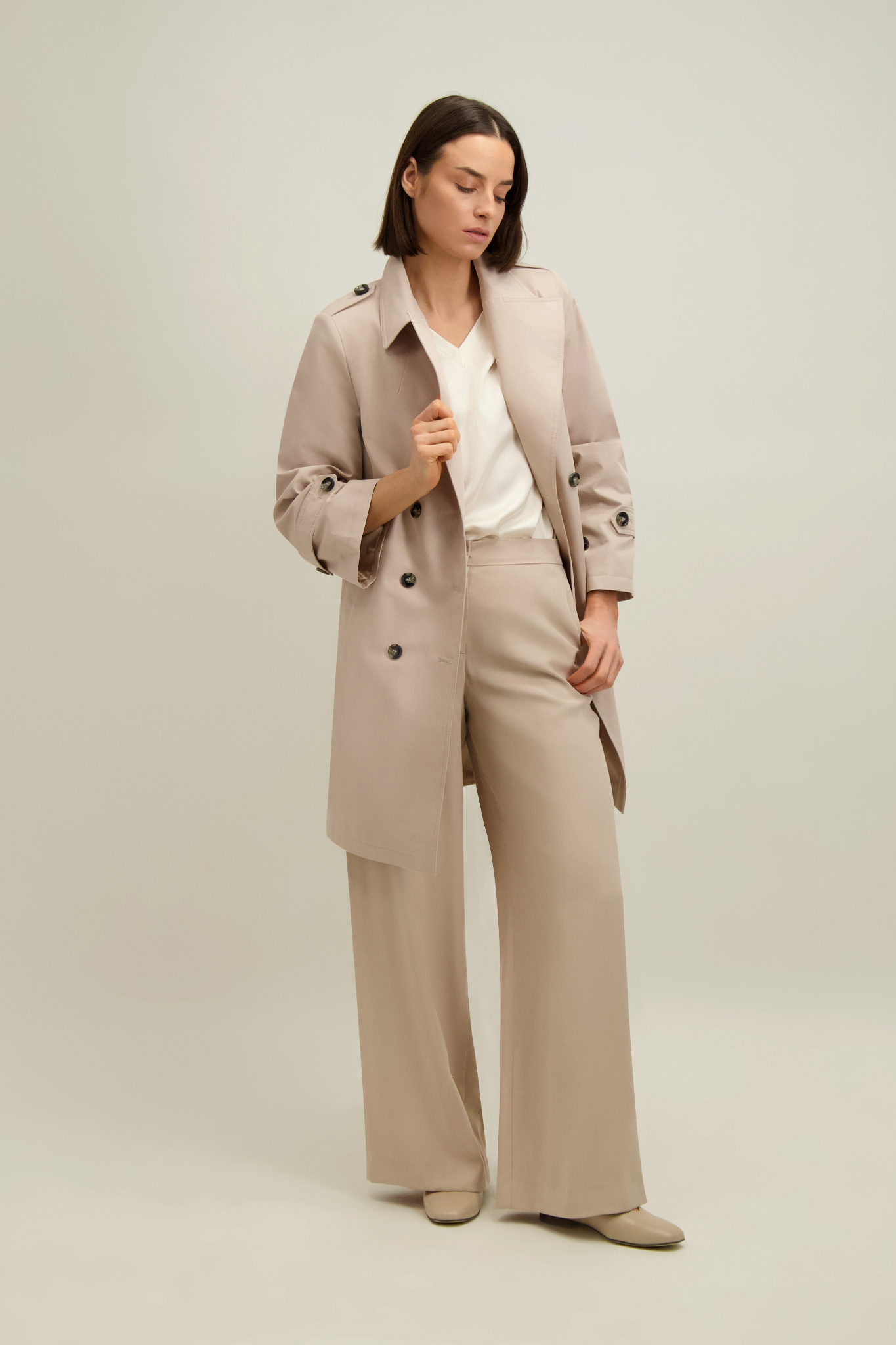 Beżowy płaszcz damski z bawełną 87554