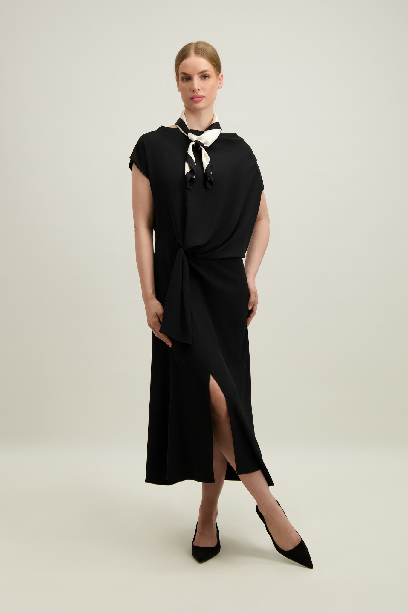 Czarna sukienka z wiązaniem 57802