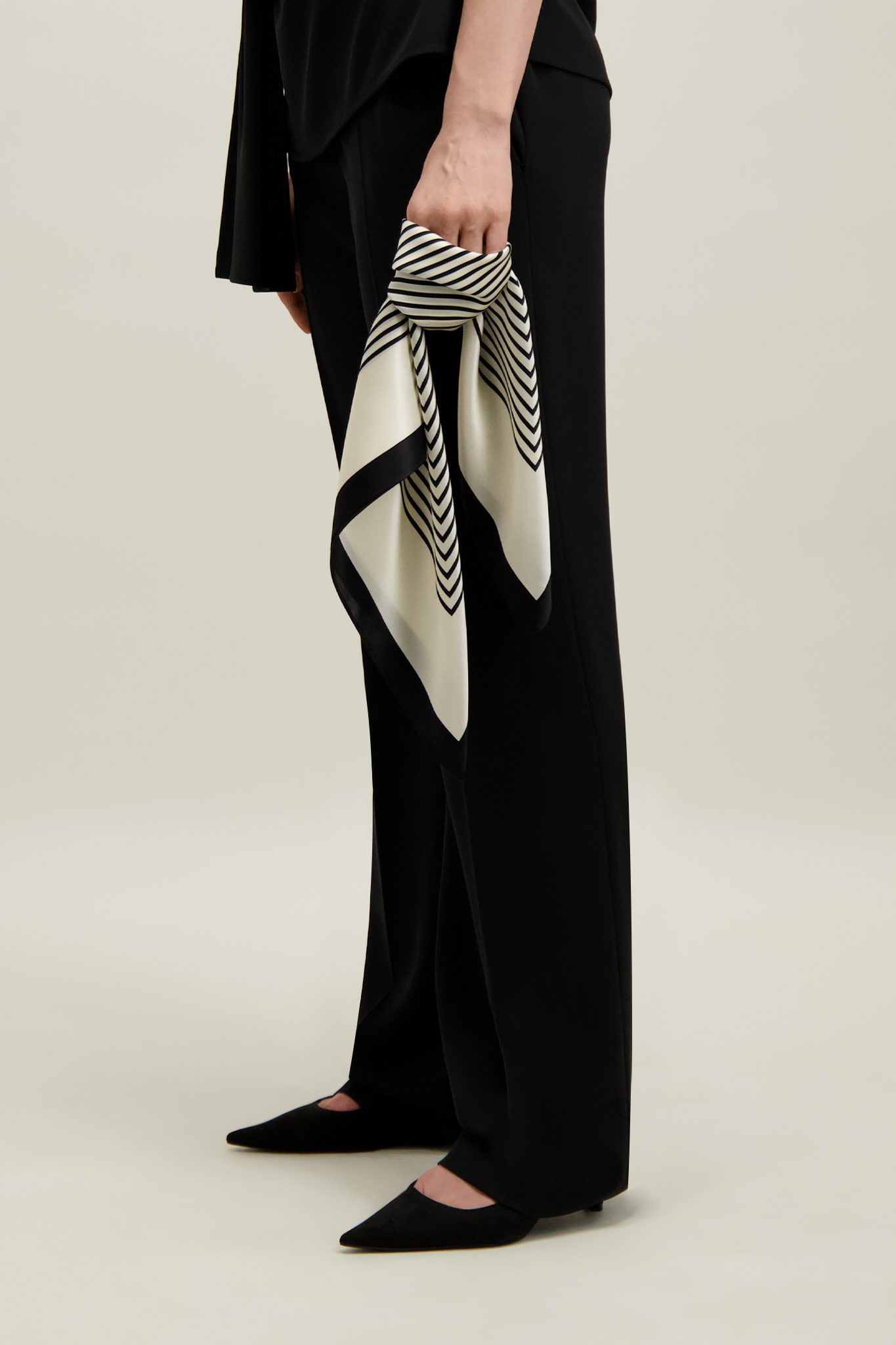 Czarno-beżowa apaszka damska 87536