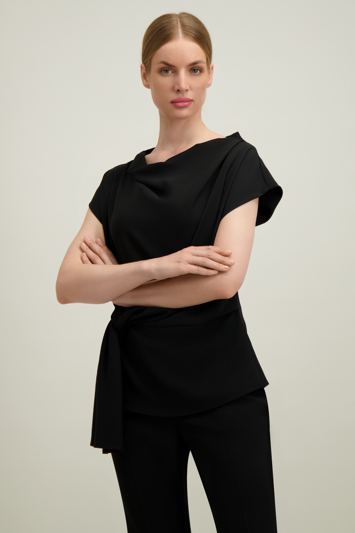 Czarna bluzka damska z wiązaniem 57801