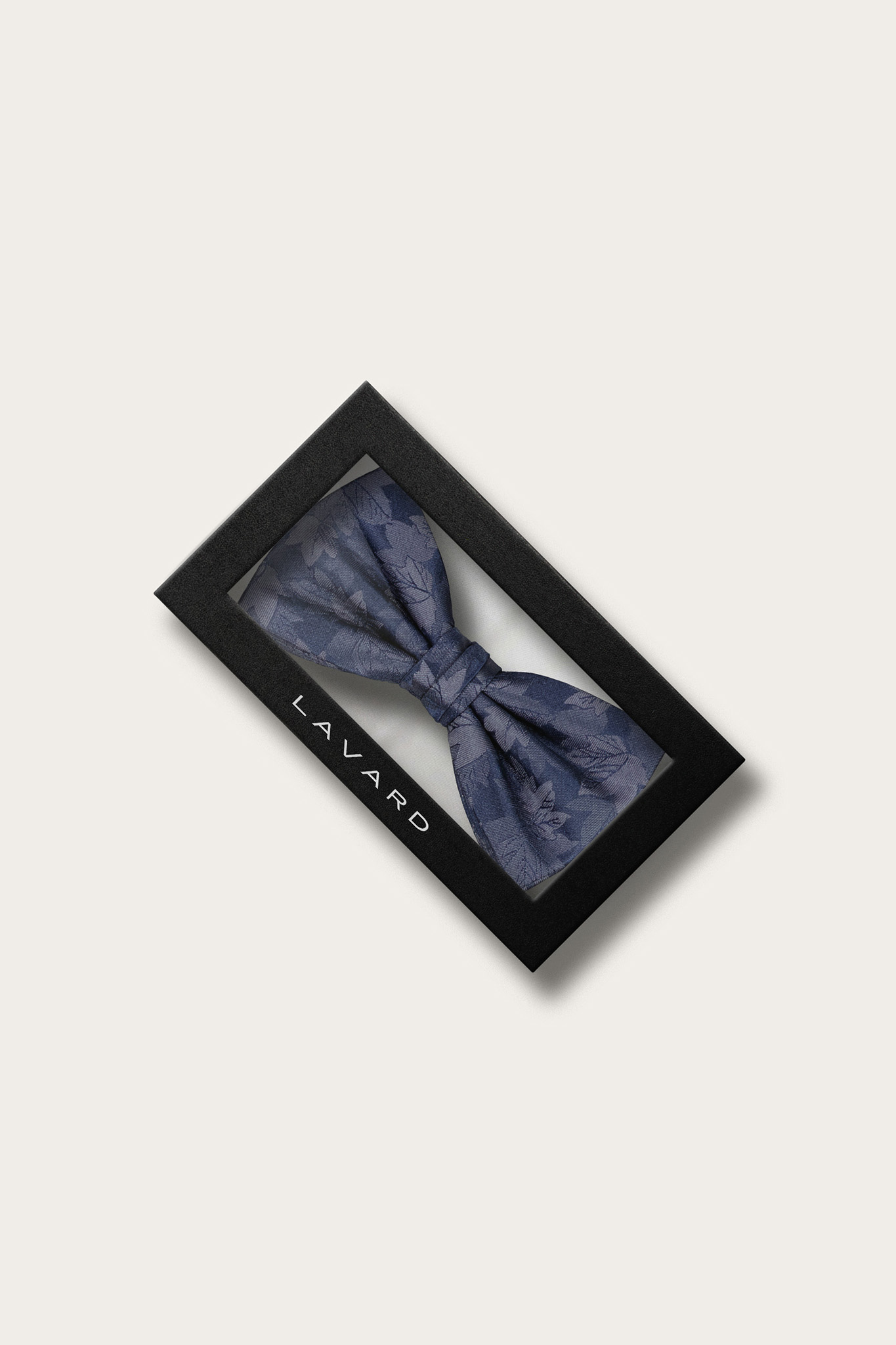 Granatowa mucha męska we wzór liści 57551