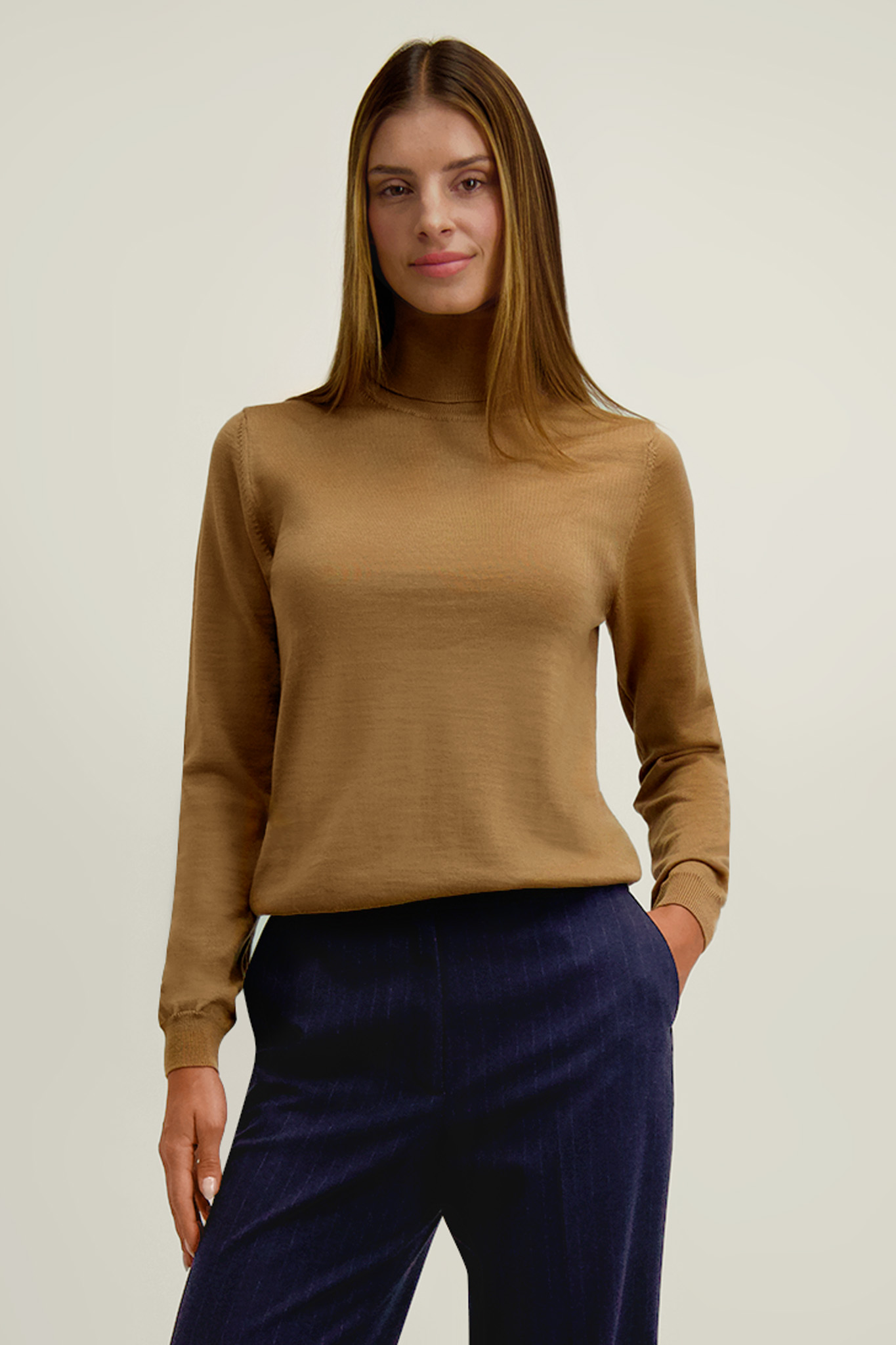 Beżowy golf damski z wełny merino 87117