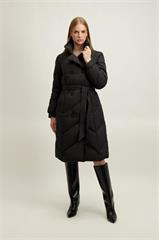 Czarny pikowany płaszcz damski 87490